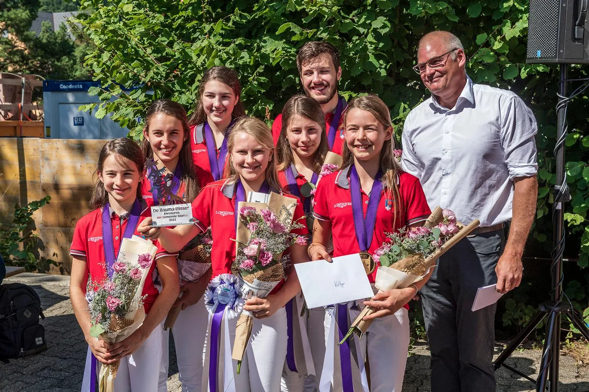 1-august-feier-bauma-gu-13_preview Gemeindepräsident Andreas Sudler verlieh einen Ehrenpreis an die Juniorinnen von Voltige Tösstal., Bruno Kleeb sprang als Festredner für Gemeinderätin Heidi Weiss ein., Die grossen und kleinen Gäste hörten aufmerksam zu, dankbar um jedes schattige Plätzchen., Für die musikalische Umrahmung sorgten die Harmonie Bauma …, … und traditionelle Alphornklänge., Auch das Singen des Schweizerpsalms durfte nicht fehlen., Einen weiteren «Baumer Riisser» überreichte Andreas Sudler an Karl Zopfi., Albert Schweizer wurde bei der Verleihung durch seinen Sohn vertreten.