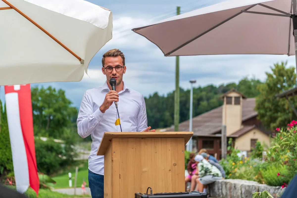 1-august-feier-wila-gu-09_preview FDP-Nationalrat Andri Silberschmidt hob in seiner Rede die unternehmerischen Inovationen der Schweiz hervor., Die erste Festansprache des neuen Gemeindepräsidenten Simon Mösch kam beim Publikum sehr gut an., Fröhliche Stimmung im Heuboden., Musik für das Dorf aus dem Dorf. Familie Nessensohn spielte auf., Die Strohburg wurde schnell erobert., Der traditionelle Lampionumzug darf nicht fehlen., Das fehlende Höhnefeuer wurde durch einen fulminanten Sonnenuntergang ersetzt.
