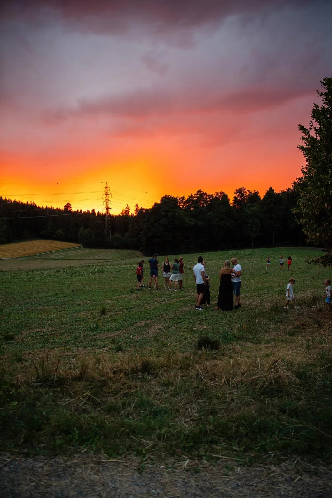 Ein farbiges Abendglühen ist in Seegräben Ersatz für das fehlende Feuerwerk. (Foto: Seraina Boner)