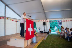 1-august-feier-nationalfeiertag-seegraeben-sbo-4_preview Regierungspräsident Ernst Stocker hält in Seegräben die Rede zum 1. August., Für die musikalische Unterhaltung sorgt der Jodler-Club Seerösli aus Wetzikon., Gemeindepräsident Marco Pezzatti (links) überreicht dem Regierungspräsidenten Eintritte ins Sauriermuseum für die ganze Familie., Gut 220 Besucher kommen zur Seegräbner Bundesfeier., Ein herrliches Abendrot entschädigt für das fehlende Feuerwerk., Seegräben ist die dritte Station von Ernst Stocker an diesem Feiertag., Sicherheit und Freiheit stehen im Zentrum der Rede.