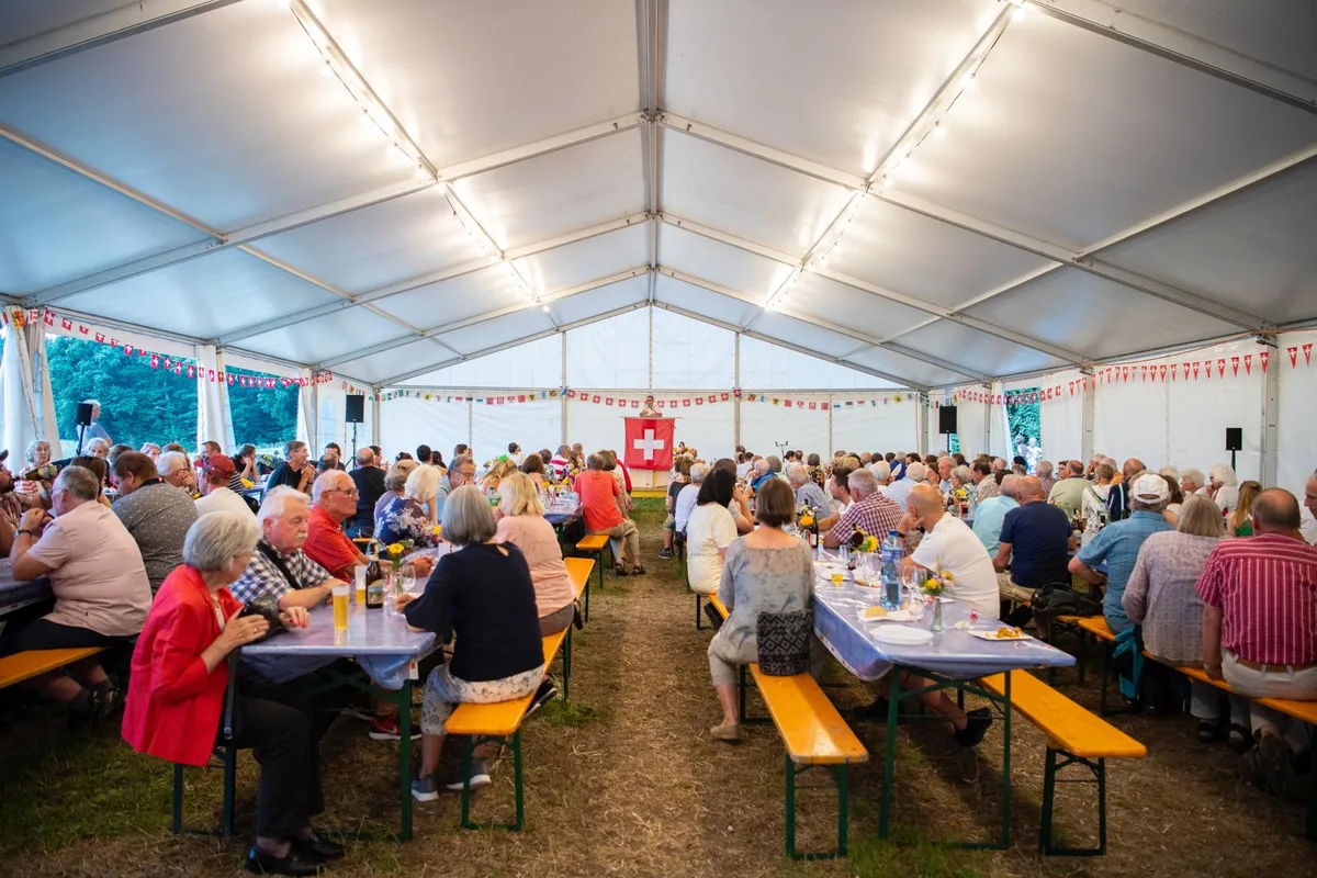 Ein volles Zelt gibt es an der Seegräbner Bundesfeier. (Foto: Seraina Boner)