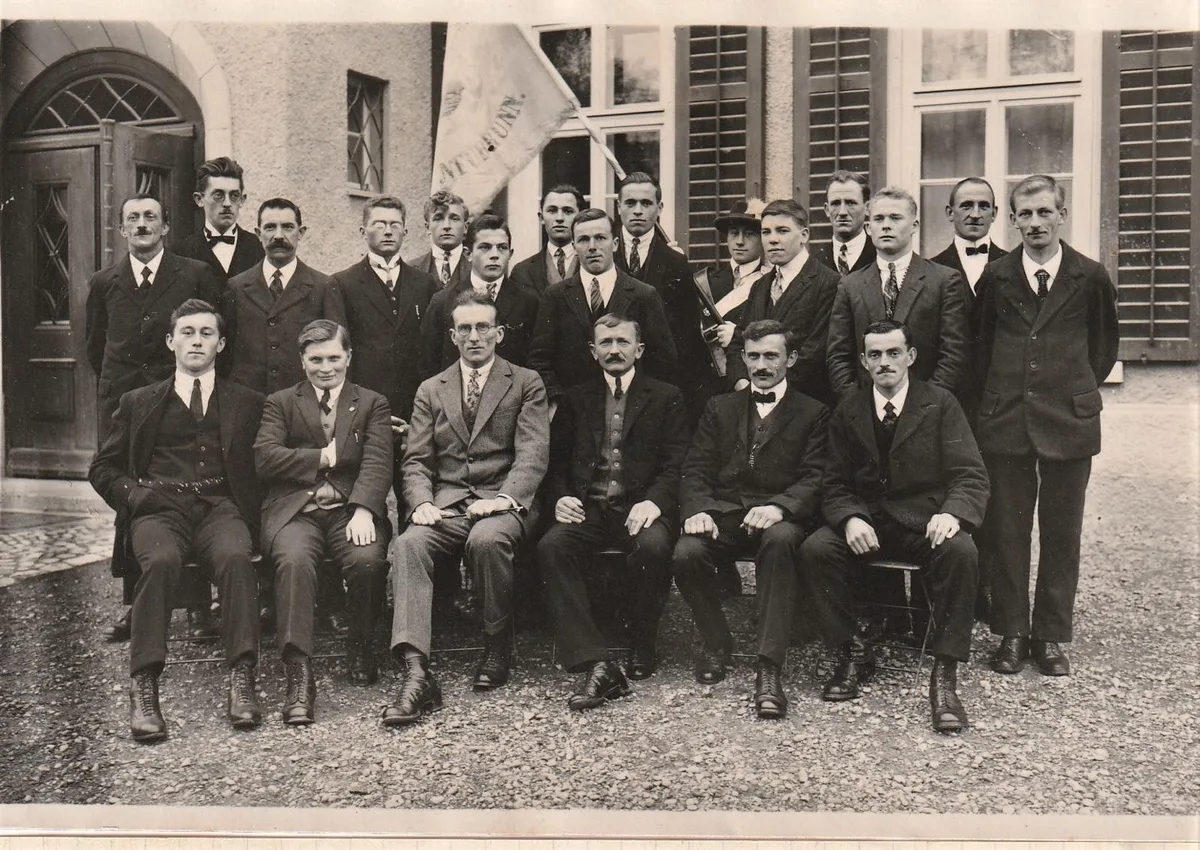 10%201-%20m%c3%a4nnerchorbild_preview_0 Der Männerchor mit dem ersten Dirigenten Willi Egli (Dritter von links, sitzend) kurz nach der Gründung 1920., Seither ist sind die Sänger gesanglich engagiert., Und pflegen auf Ausflügen wie hier auf der Riederalp 1994 die Geselligkeit., Immer, wenn der Männerchor reist, bringt er auch ein Ständchen wie hier auf der Riederalp 1955., An den Abendunterhaltungen wird seit jeher auch Theater gespielt.