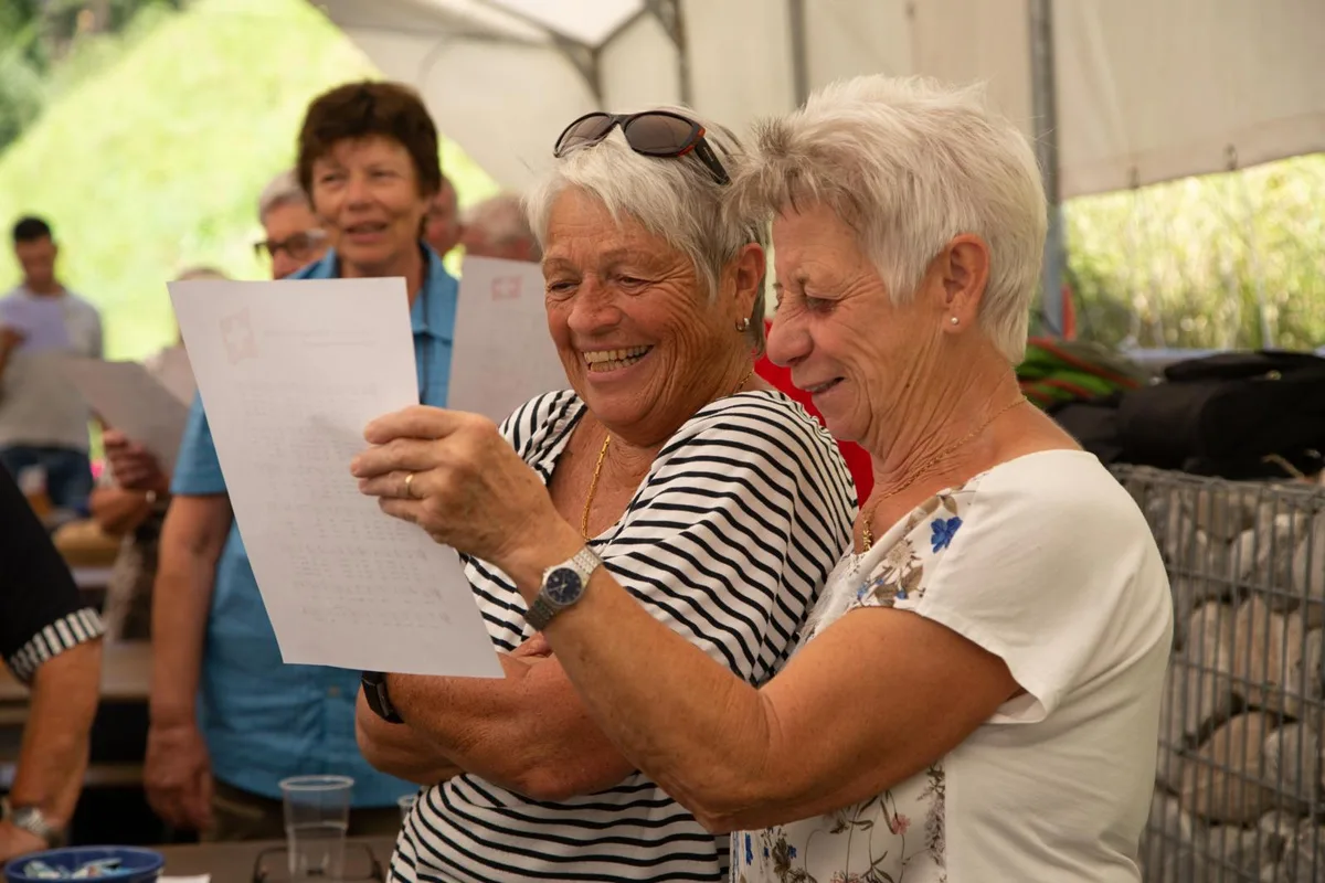 106a7206_preview Keine Feier ohne Hymne: Das Singen des Schweizerpsalms sorgte an der 1.-August-Feier für viel Spass., Ein ausgedrucktes Notenblatt diente dabei als Spickzettel., Das Team des Drechslereimuseums kümmerte sich um das Wohl der Gäste., Da durfte natürlich die Cervelat nicht fehlen., Schulpräsident Hans Lazzarotto (Mitte) und Gemeinderat Matthias Zürcher stossen auf die Schweiz an, Als Festredner trat Felix Graf von der Blumenau auf., Der Leiter des Alters- und Pflegeheims fühlte sich am Anlass sichtlich wohl., Die Gäste genossen die Geselligkeit an der Bundesfeier., Die Gäste genossen die Geselligkeit an der Bundesfeier., Die Gäste genossen die Geselligkeit an der Bundesfeier.