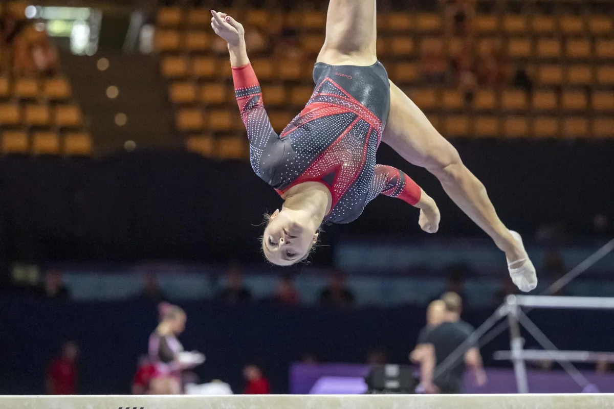20220811172456832_preview Zum Auftakt musste Stefanie Siegenthaler am Schwebebalken gleich dreimal vom Gerät., In der Folge fing sich die Oberländerin und mit ihr das ganze Team auf., Den Olympia-Traum mit dem Team aber müssen sich die Schweizerinnen schon abschminken., Siegenthaler fand später ihr Lächeln trotzdem wieder - beim Posieren mit jungen Turnerinnen, die sie angefeuert hatten.