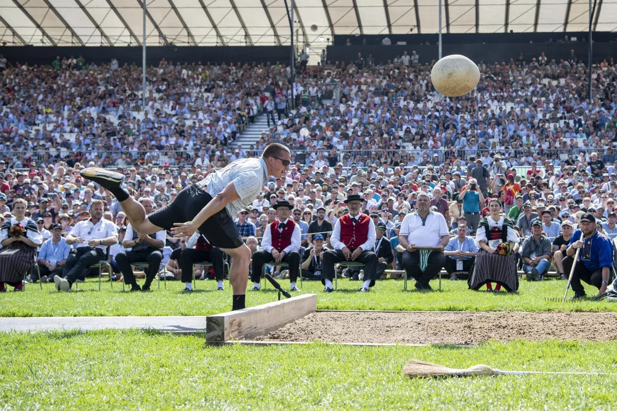 Urs Hutmacher zeigte in Pratteln einen starken Wettkampf., Das Gesicht des Oberländers ist nicht zu sehen - doch zumindest der Schriftzug des TV Wislig., Urs Hutmacher wuchtet den Unspunnenstein bis auf 3,84 m.