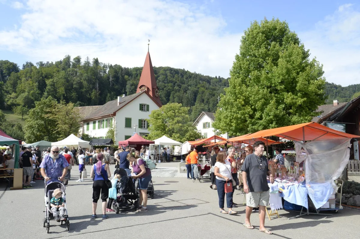 28082022_zeller_chilbi_zentrum%20der%20zeller-chilbi_preview Das Zentrum der Zeller Chilbi. , Der Anlass zieht viele Besucher an., Da brauchen manche auch eine Abkühkung., Zuckerwatte darf an der Chilbi nicht fehlen., Die Hüpfburg bietet Unterhaltung für die jüngsten Gäste., Die Band Willhelm Toll lockert das Geschehen mit Musik auf. , Besucherinnen und Besucher auf dem Weg zu den Damhirschen., Der tibetische Frauenverein verkauft Momos, spezielle Teigtaschen., Susanne Keller vom Kunschtlädeli an ihrem Stand.