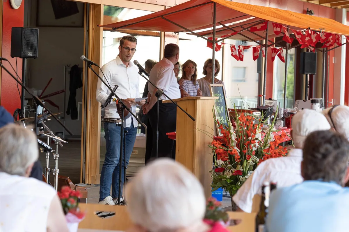 Für die Bundesfeier in Turbenthal konnten die Organisatoren Andri Silberschmidt als Festredner gewinnen., Georg Brunner, Präsident der FDP-Ortspartei, freute sich über «das gelungene Fest»., Über 100 Gäste durfte er auf der Terrasse des Gmeiwerchs begrüssen., Gemeindepräsident René Gubler (FDP) überbrachte die Grüsse des Gemeinderats., Für die kleinen Gäste gab es Bauernhofglace …, … und für die grossen Gäste gemixte Drinks von der Bar.