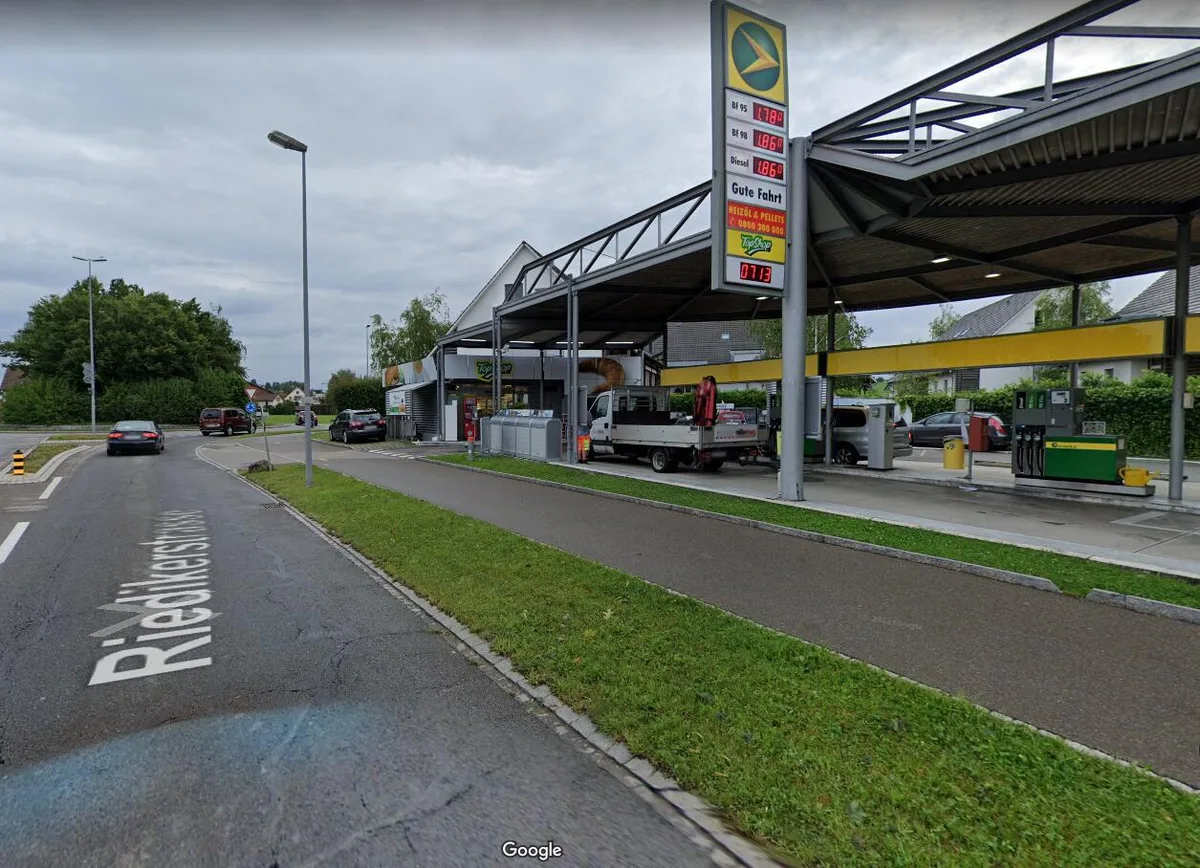 agrola%20riedikon_preview Kurz vor Ladenschluss haben unbekannte Täter am Montagabend die Agrola Tankstelle in Riedikon überfallen.