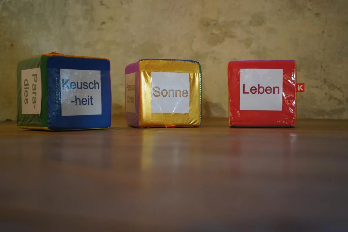 Mit einem Würfelspiel können sich Kinder die Bedeutung von verschiedensten Farben einprägen.