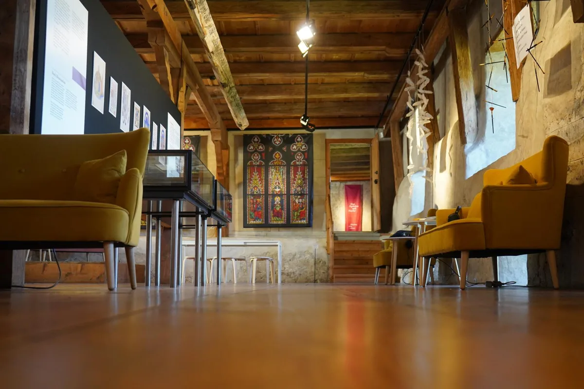 dsc01290_preview Am 13. August startet im Ritterhaus Bubikon die Ausstellung «Zwischen Rot, Indigo und Purpur»., Im Fokus steht die Buntheit des Mittelalters, Auf zwei Etagen erfahren Besucherinnen und Besucher alles über Farben einer längst vergangenen Epoche., Die Ausstellung ist mit verschiedenen Multimedia-Stationen modern ausgestattet.