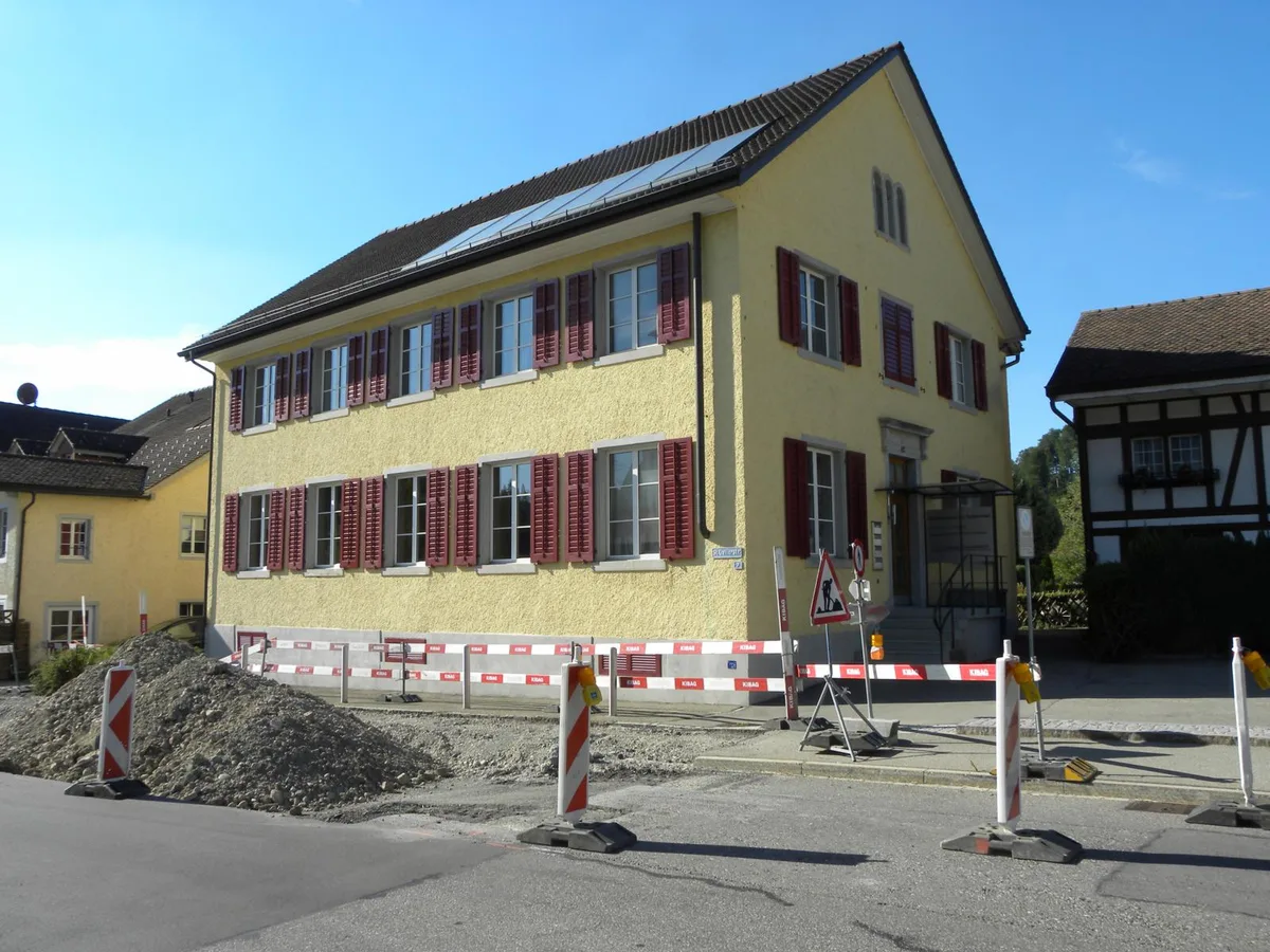 dscn7499_preview Das gelbe Haus an der St. Gallerstrasse dient heute als Schulverwaltung., Früher war es Gemeindeverwaltung aber auch Schulhaus., Dort ging sogar die Buchfigur Anneli von Olga Meyer zur Schule.