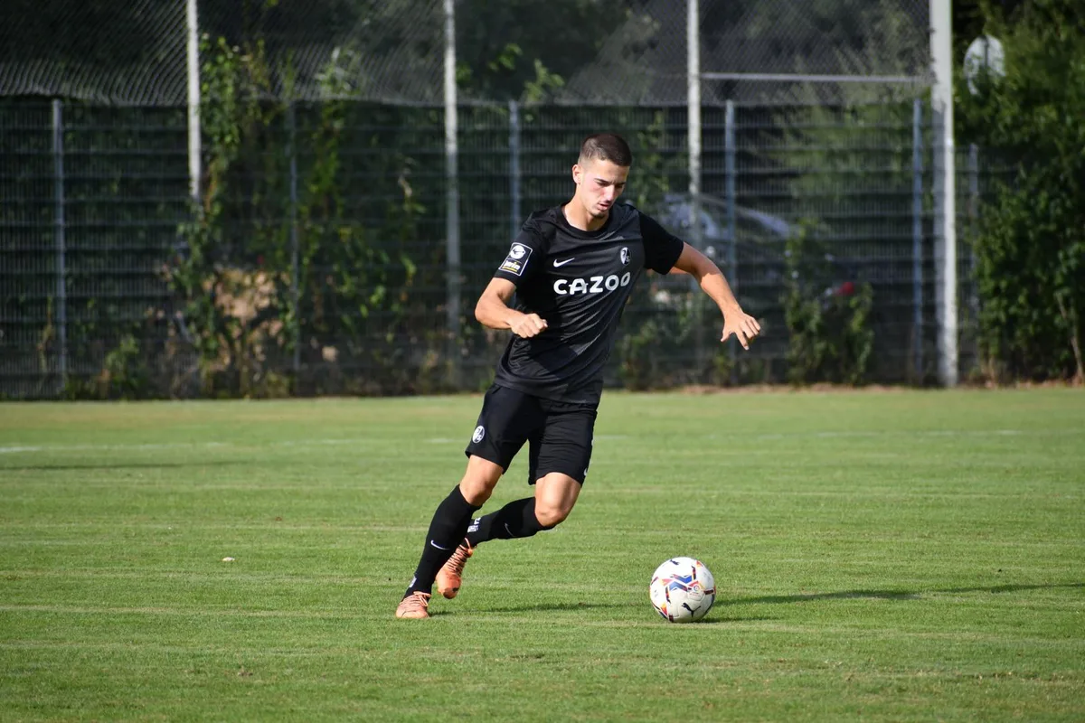 Andi Hoti hat sich in der U23 des SC Freiburg schnell zu einer festen Grösse entwickelt., Der SCF musste sich mit dem Volketswiler Verteidiger erst einmal geschlagen geben.
