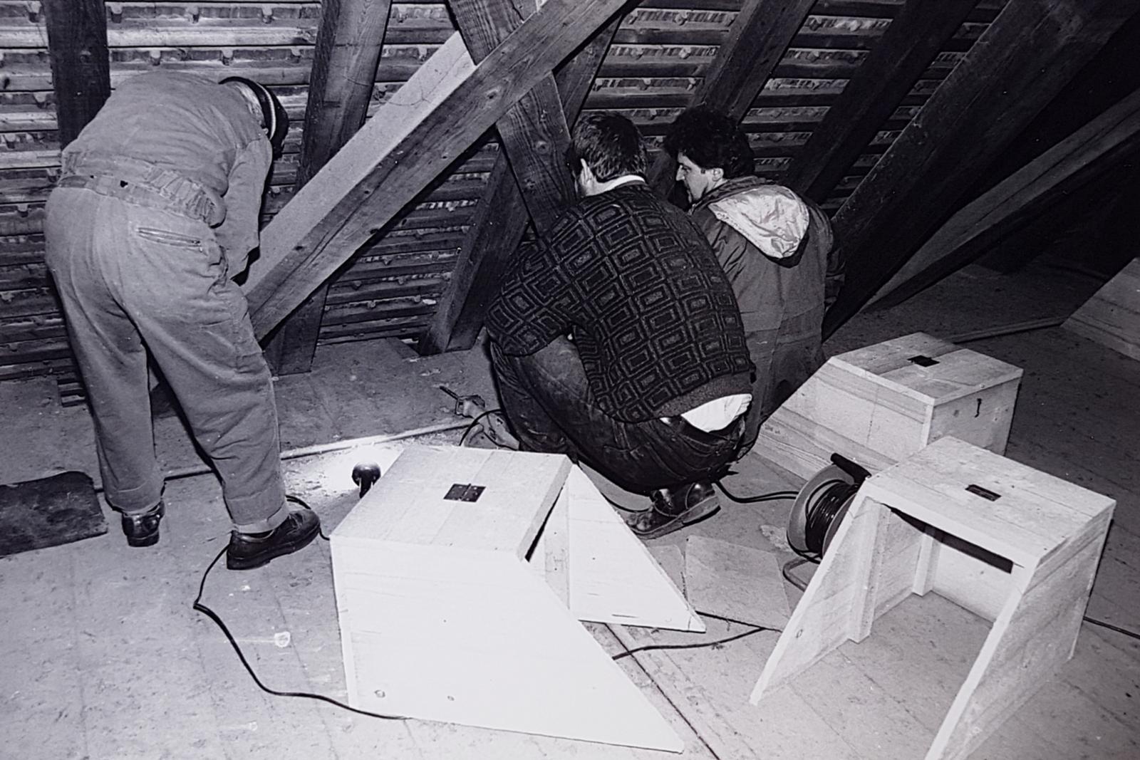 Dohlen-Nistkästen in der Burg Uster, Dachboden, 1991