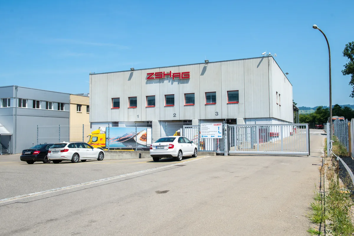 Unter blauem Himmel ist der Zentralschlachthof in Hinwil abgebildet.