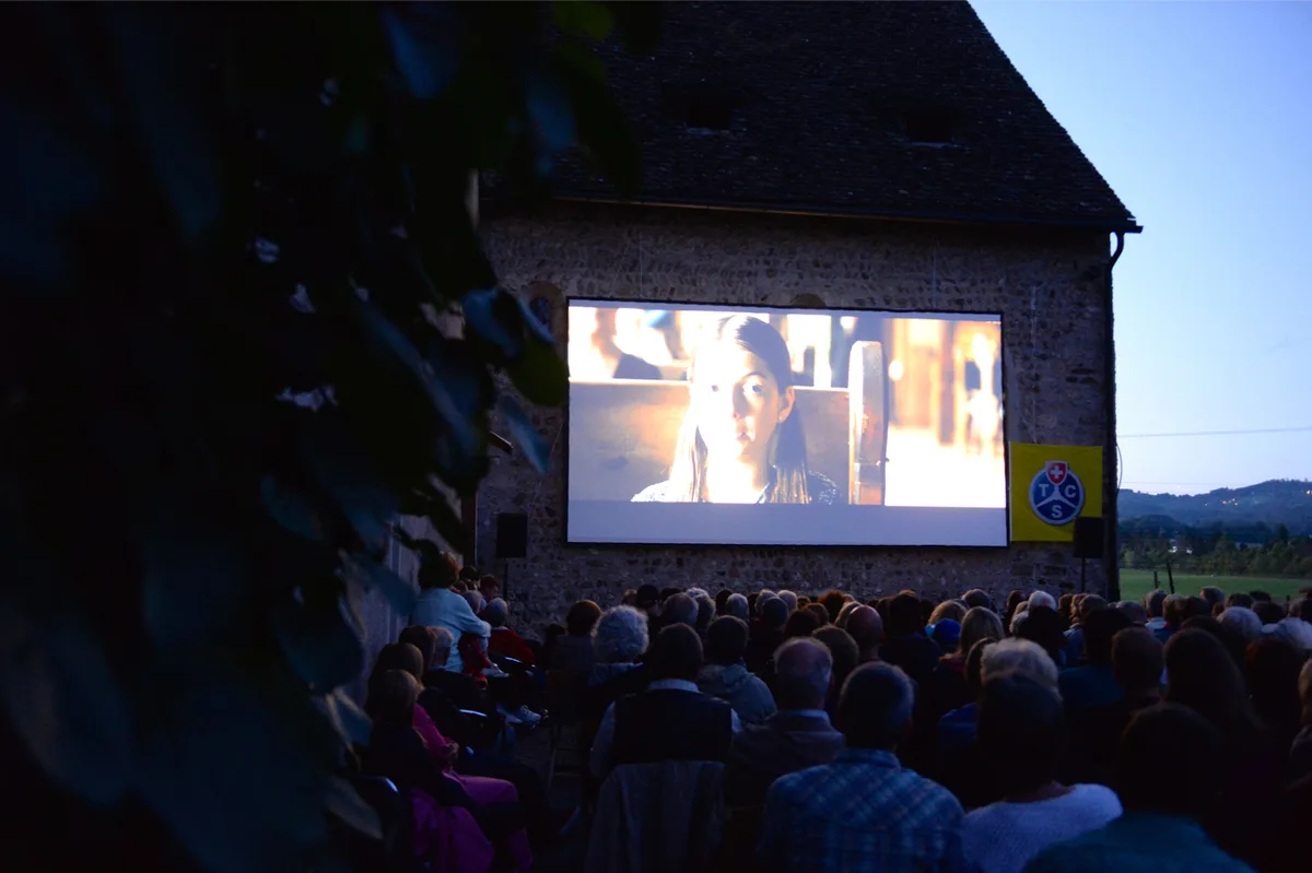 hinwil_24082015_openairkinoritterhaus_bubikon_tz_mav_4_preview Das Ritterhaus sorgt für die besondere Atmosphäre am Openair-Kino in Bubikon.