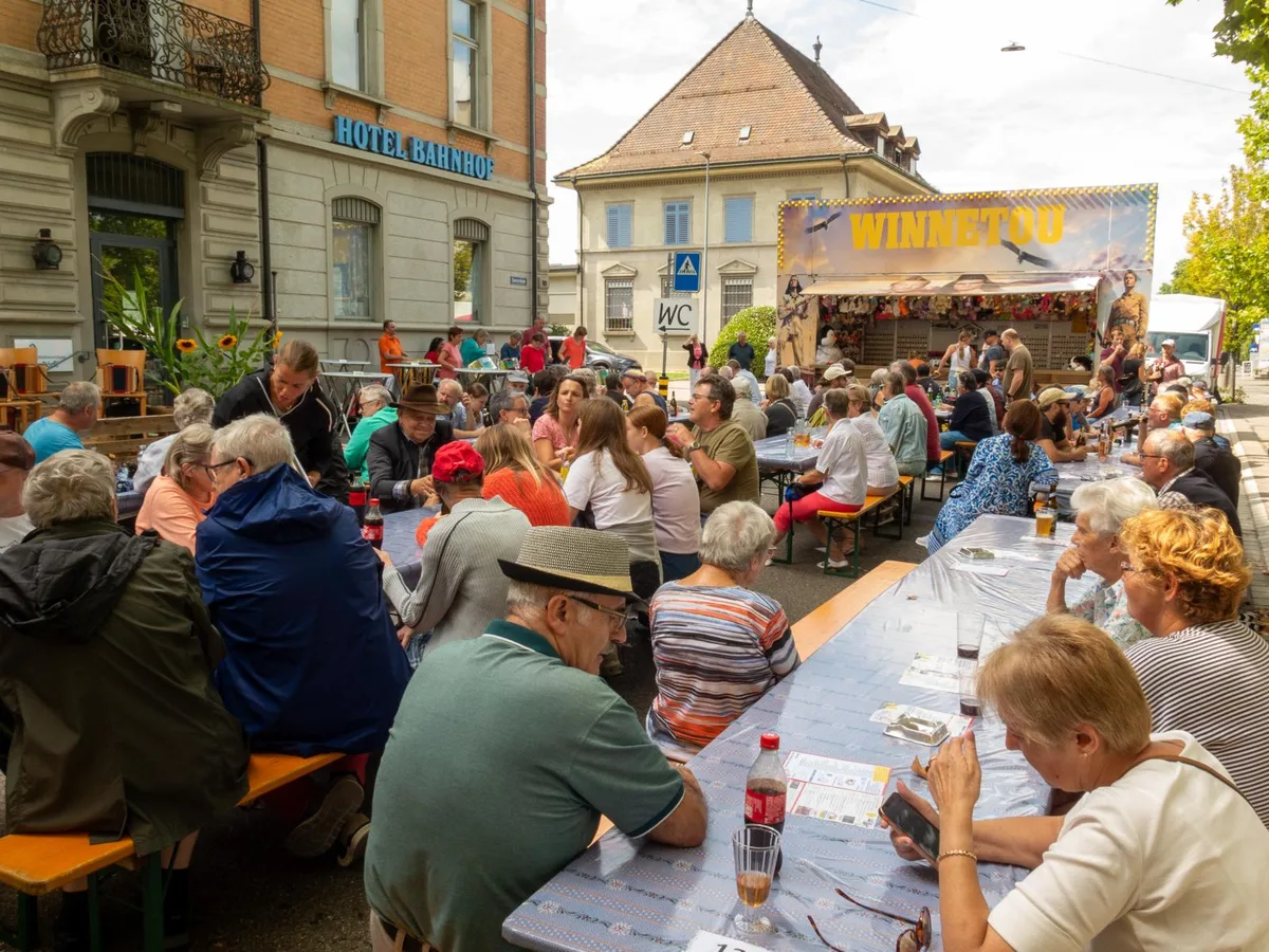 Die diesjährige Dorfete erfreute sich grosser Beliebtheit., Diverse musikalische Acts sorgten für Unterhaltung., Auch die Kinder trugen auf der Bühne ihren Teil zum Fest bei., Etwas Swissness durfte am Wochenende des Eidgenössischen Schwingfests nicht fehlen., Am Abend war das Zelt vollgepackt.