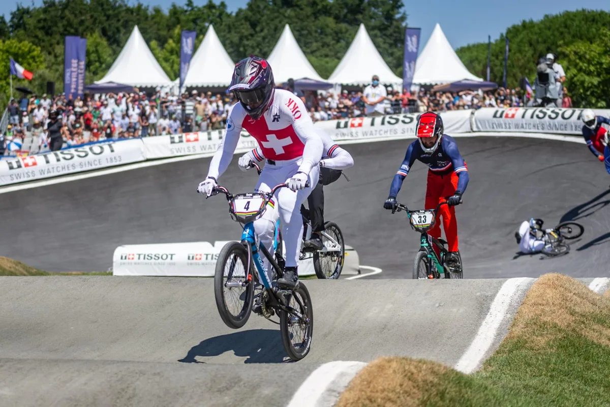 nvd-20220731-142544-74516_preview Die Gegner sehen ihn nur noch von hinten: Simon Marquart bei seiner Triumphfahrt im WM-Final in Nantes., Der Sieger ist in der Mitte: Simon Marquart, flankiert von Kye Whyte (links) und Joris Daudet.