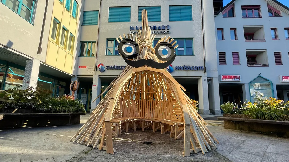 skulptur%204-2_preview Um das Wetziker Zentrum aufzuwerten, entstand am Wochenende mitunter die Holzskulptur «Schwätzbäse»., Das zweite Kunstobjekt ist die Holzskulptur «Plaudertäsche»., Bei der öffentlichen Mitmachaktion waren vorwiegend Kinder und Jugendliche im Einsatz., Die Holzobjekte sollen noch bis Ende Oktober stehen bleiben.