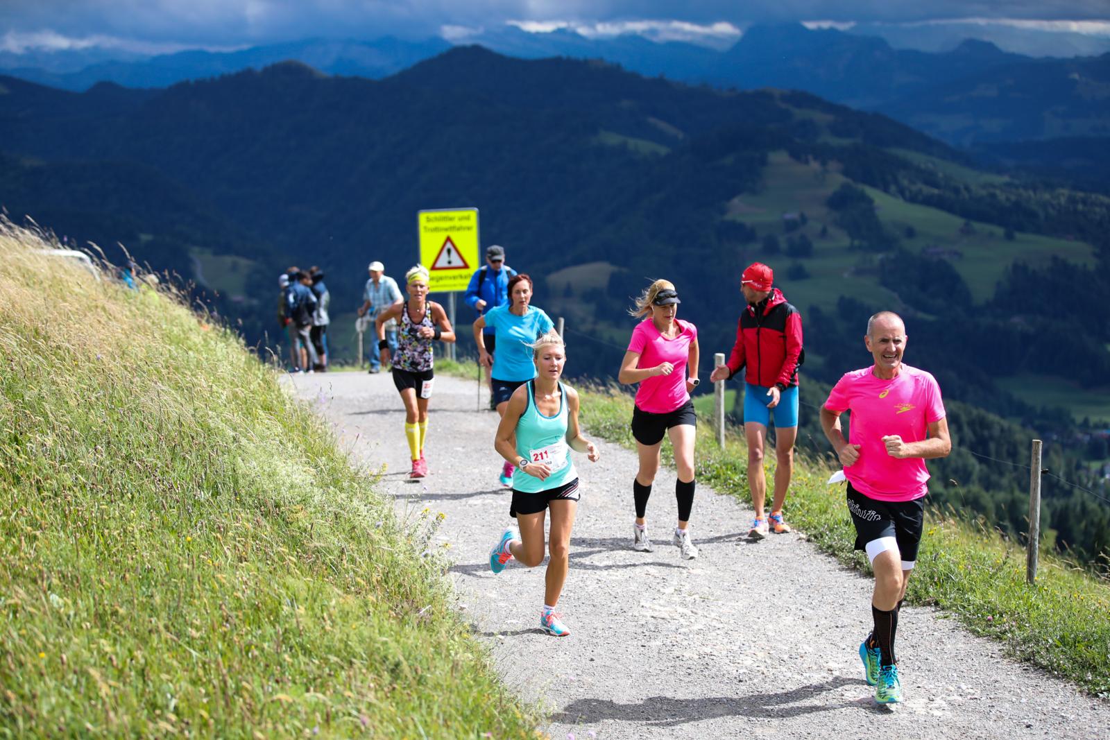 Läuferinnen und Läufer auf der Etappe zum Hörnli hoch.