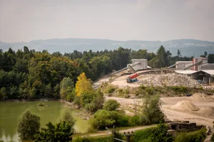 uster_11082015_kiesgrubenaenikerhard_maz_10_preview_0 Angrenzend an den Näniker Hardwald (im Hintergrund) wird schon seit Jahren Kies verwertet.