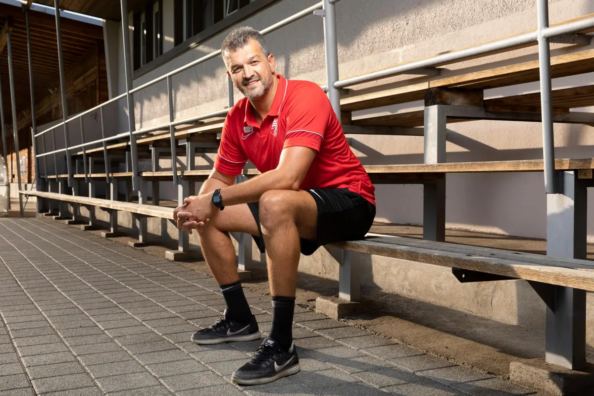 Der gebürtige Glarner war einige Jahre Fussballprofi., Der FCR-Coach bei einem Heimspiel auf der Schützenwiese., Mit Ursal Yasar als Trainer kam der FC Rüti schnell wieder in die Spur.