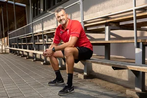 _oho3163_preview Der gebürtige Glarner war einige Jahre Fussballprofi., Der FCR-Coach bei einem Heimspiel auf der Schützenwiese., Mit Ursal Yasar als Trainer kam der FC Rüti schnell wieder in die Spur.