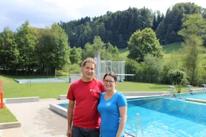 angela-urs-gander-badi-steg-2_preview_0 Drei Jahre lang haben Urs und Angela Gander in der Badi in Fischenthal gewirkt., Trotz der anstrengenden Arbeit haben sie immer wieder Zeit für eine Abkühlung in der Badi gefunden., Urs war nicht nur Betriebsleiter, sondern hat Angela auch in der Beiz unterstützt.