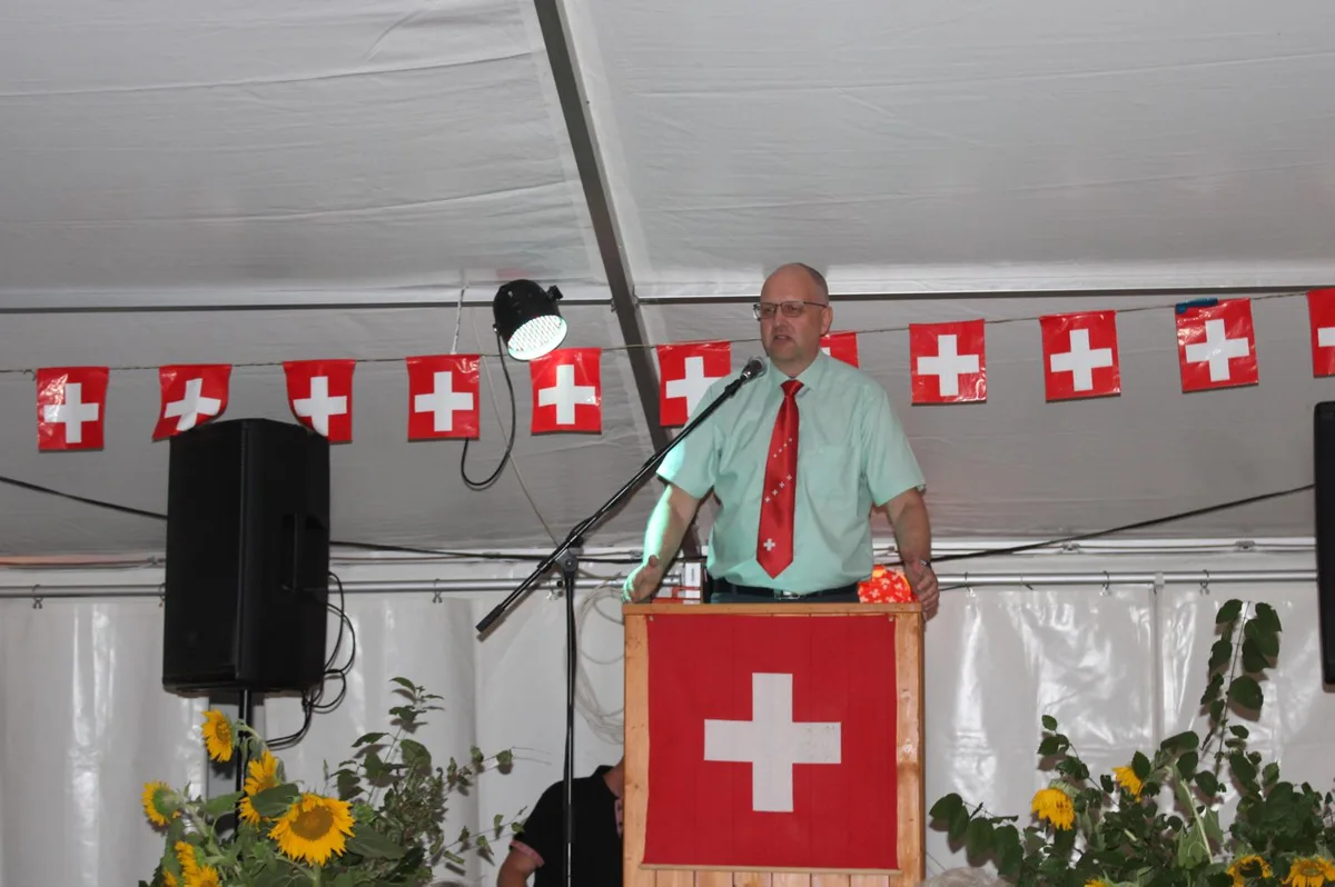 bundesfeier-zell-wissen-7_preview Kantonsrat Markus Schaaf appellierte in seiner Rede an die Stärke der Gemeinschaft., Nach seiner Rede strömten viele nach draussen, um den Sonnenuntergang zu beobachten., Die Bundesfeier fand zum ersten Mal unter neuer Führung statt. , Die Helferinnen und Helfer hatten viel zu tun., Zahlreiche Zellerinnen und Zeller kamen an die Bundesfeier.