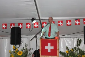 bundesfeier-zell-wissen-7_preview Kantonsrat Markus Schaaf appellierte in seiner Rede an die Stärke der Gemeinschaft., Nach seiner Rede strömten viele nach draussen, um den Sonnenuntergang zu beobachten., Die Bundesfeier fand zum ersten Mal unter neuer Führung statt. , Die Helferinnen und Helfer hatten viel zu tun., Zahlreiche Zellerinnen und Zeller kamen an die Bundesfeier.