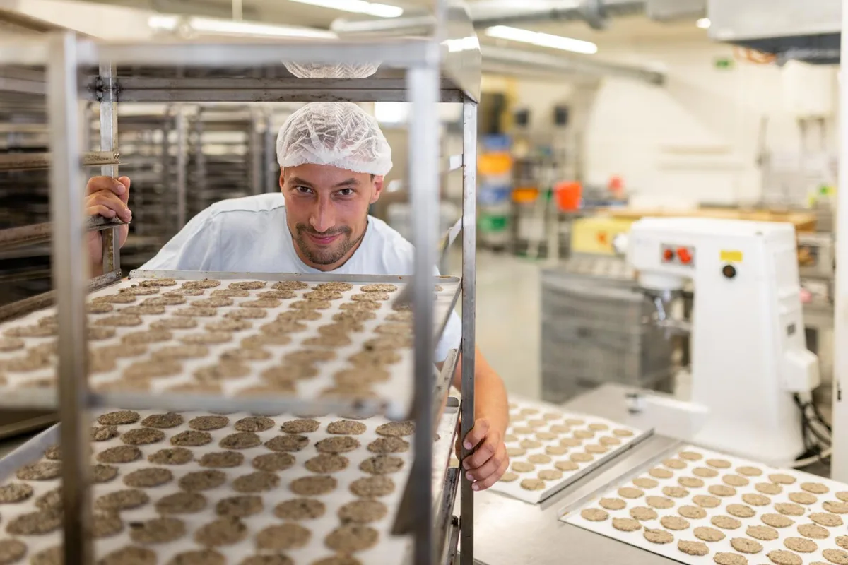 Raphael Hanimann aus Pfäffikon ist Mitgründer der Insekterei GmbH., Die Firma produziert ein Knäckebrot, das zu acht Prozent aus Grillenpulver besteht., Die Cricks, so heissen die Snacks, werden in der Züriwerk-Bäckerei in Wallisellen produziert., In der Schweiz hat der Verzehr von Insekten keine Tradition - eine Herausforderung für Hanimann und seinen Geschäftskollegen.