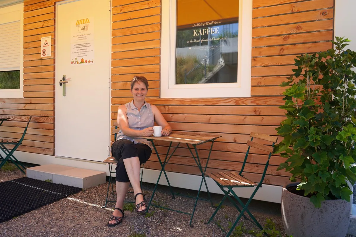 dorfmaert-wildberg-3-bes_preview Carmen Schiesser, Präsidentin des Vereins «Dorf Märt Wildberg», vor dem Container, in dem sich der Laden befindet., Vor einem Jahr hat der Verein das Baugesuch eingereicht, im Dezember wurde der Laden eröffnet., Im Dorfmärt kann man sich unter anderem mit Käse, Wurst und Backwaren eindecken.