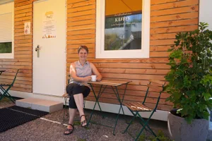 dorfmaert-wildberg-3-bes_preview Carmen Schiesser, Präsidentin des Vereins «Dorf Märt Wildberg», vor dem Container, in dem sich der Laden befindet., Vor einem Jahr hat der Verein das Baugesuch eingereicht, im Dezember wurde der Laden eröffnet., Im Dorfmärt kann man sich unter anderem mit Käse, Wurst und Backwaren eindecken.