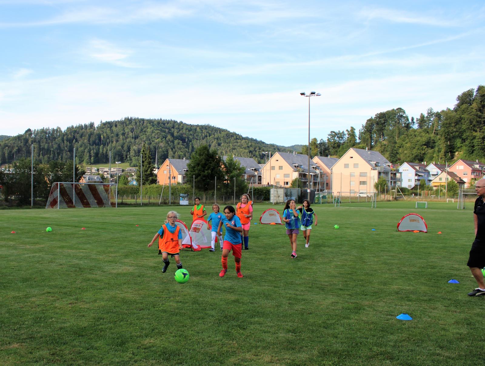 Auf dem Foto sieht man Mädchen beim Fussball.