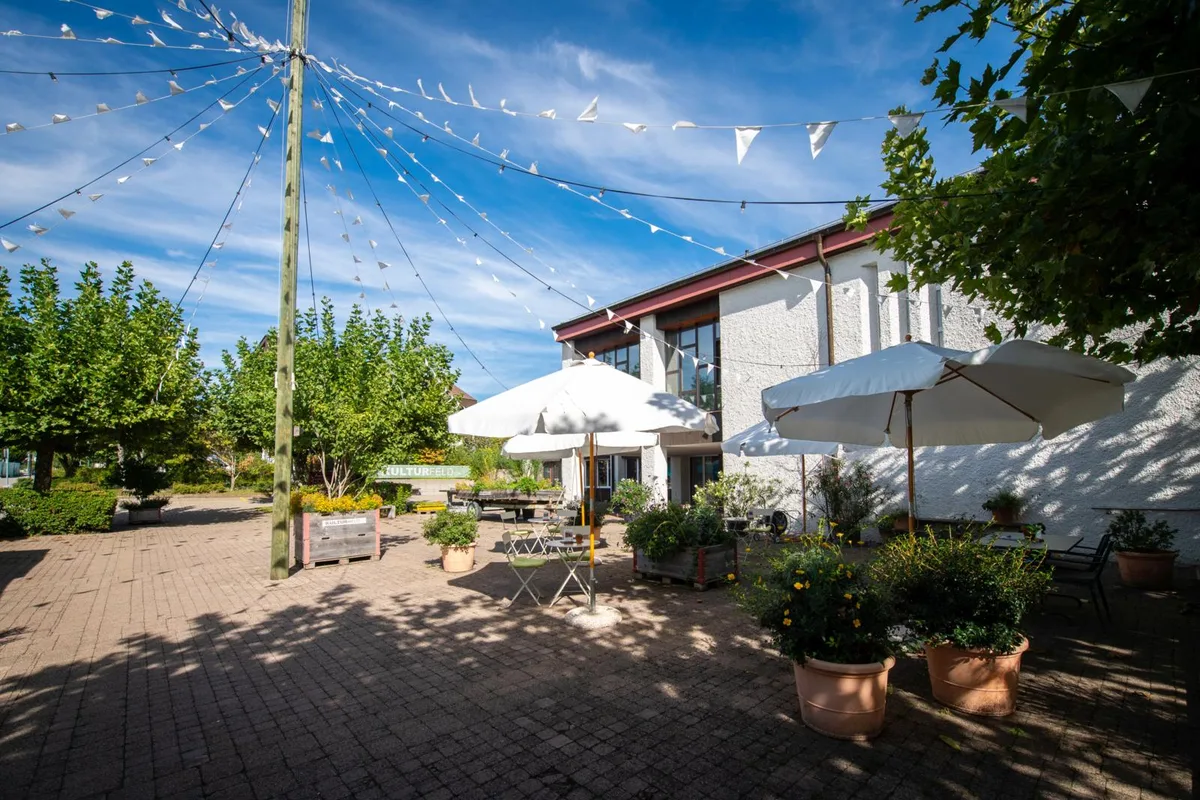 feg-freieevangelischegemeinde-wetzikon-sbo-12_preview An der Langfurrenstrasse in Wetzikon plant die Freikirche FEG ein aufwendiges Bauprojekt., Für 24 Millionen Franken soll ein Ersatzneubau des heutigen Nebengebäudes und eine Erweiterung des Hauptgebäudes entstehen., Aus dem dazugehörigen Projektbeschrieb lässt sich ein Missionsgebot herauslesen., Die Frage ist, wie stark die Kirche auf Mieter und Jugendliche einwirken will., Die Wetziker Parlamentarierin Bigi Obrist (AW) hat einen kritischen Blick auf Freikirchen.