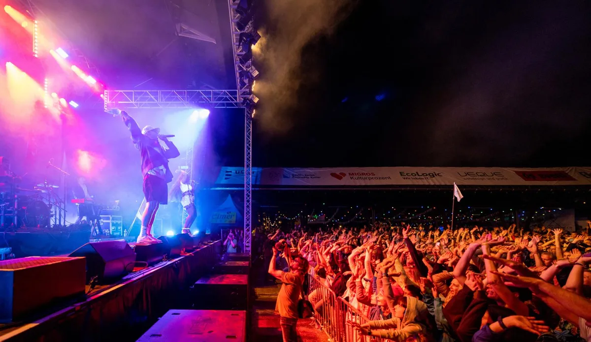 h2u-openair-samstag-musik-uster-crm-57_preview Das H2U-Openair in Uster brachte das Zeughausareal zum beben.