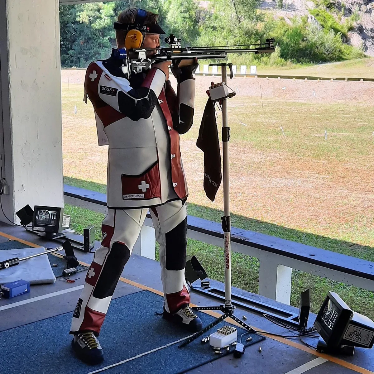 pascal-meier-gewehr-em-3-pd%20-%20kopie_preview An der Europameisterschaft in Zagreb gewinnt Pascal Bachmann drei Medaillen., Im Liegendwettkampf erreicht Bachmann (rechts) den dritten Platz. , Im Team-Wettkampf gibt es für ihn (3.v.l) die Silbermedaille., Bachmann bereitet sich nun auf die Weltmeisterschaft vor.