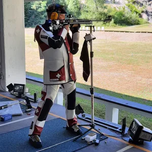 pascal-meier-gewehr-em-3-pd%20-%20kopie_preview An der Europameisterschaft in Zagreb gewinnt Pascal Bachmann drei Medaillen., Im Liegendwettkampf erreicht Bachmann (rechts) den dritten Platz. , Im Team-Wettkampf gibt es für ihn (3.v.l) die Silbermedaille., Bachmann bereitet sich nun auf die Weltmeisterschaft vor.