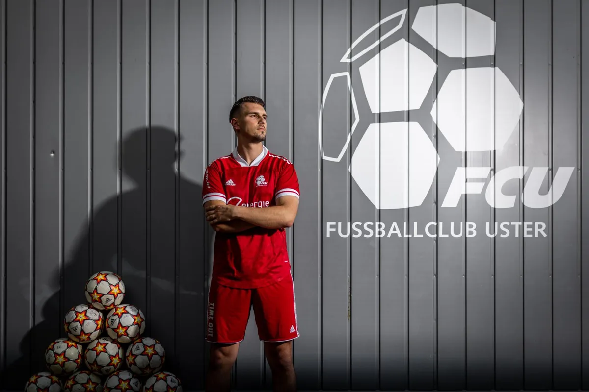 Denis Dzepo ist ein klassischer Neuner., Der FCU-Stürmer hat sich in den letzten Jahren zu einem verlässlichen Skorer entwickelt., Erneut getroffen: Denis Dzepo freut sich über einen Torerfolg., Nur regelwidrig zu stoppen: Der Gossauer Oliver Meyer bremst den FCU-Stürmer aus.