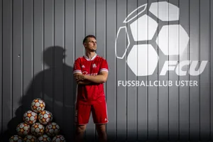 regionalfussball-beilage_2022-crm-50_preview Denis Dzepo ist ein klassischer Neuner., Der FCU-Stürmer hat sich in den letzten Jahren zu einem verlässlichen Skorer entwickelt., Erneut getroffen: Denis Dzepo freut sich über einen Torerfolg., Nur regelwidrig zu stoppen: Der Gossauer Oliver Meyer bremst den FCU-Stürmer aus.