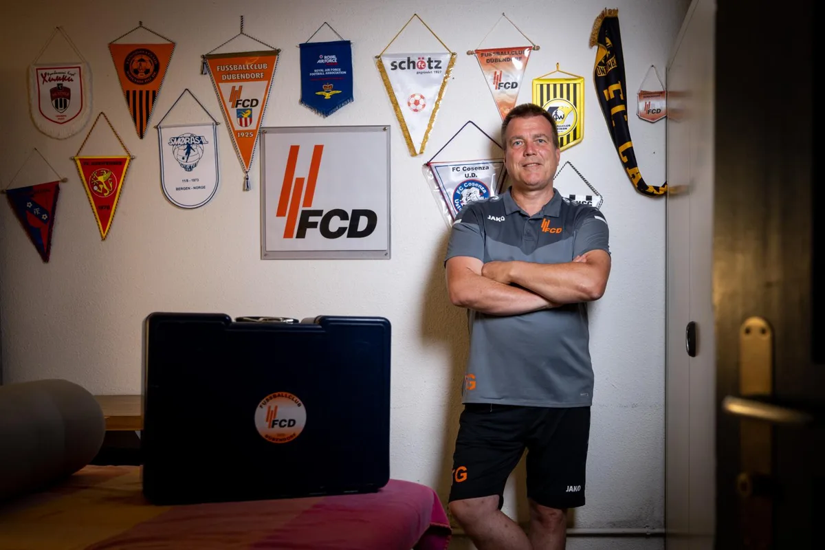 regionalfussball-beilage_2022-crm-55_preview In seinem Koffer hat Thomas Geiser eine halbe Apotheke., Der Rheinlander sorgt auch dafür, dass Ordnung in der Kabine herrscht., Dübendorf und der FCD sind für ihn der Lebensmittelpunkt.