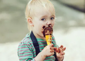 ross-sokolovski-unsplash_preview Wenn ein Baby nicht mehr nur Muttermilch trinkt, sollten sich auch die Eltern über ihr Essverhalten Gedanken machen. , Dies sagt die Mütter- und Väterberaterin Isabel Hess.