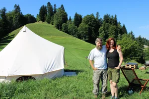 schuerlihof-sternenberger-martina-und-andreas-guyer-tente-a-tete-uebernachtung-im-zelt_preview Auf dem Hof von Andreas und Martina Guyer kann man im Zelt übernachten., Doch die wichtigste Einnahmequelle bleibt der Verkauf von Fleisch. Im Foto der neue Laufstall, der letztes Jahr eröffnet wurde., Am meisten Geld in der Landwirtschaft verdienen Guyers durch den Direktverkauf – von Fleisch, Eiern und anderen Hofprodukten.