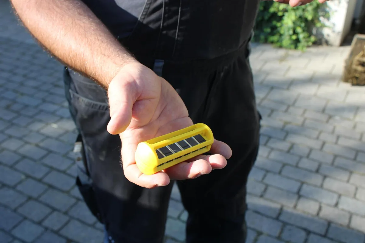 Auf dem Foto sieht man einen Magneten in einer gelben Hülle, den man Kühen einführen kann.