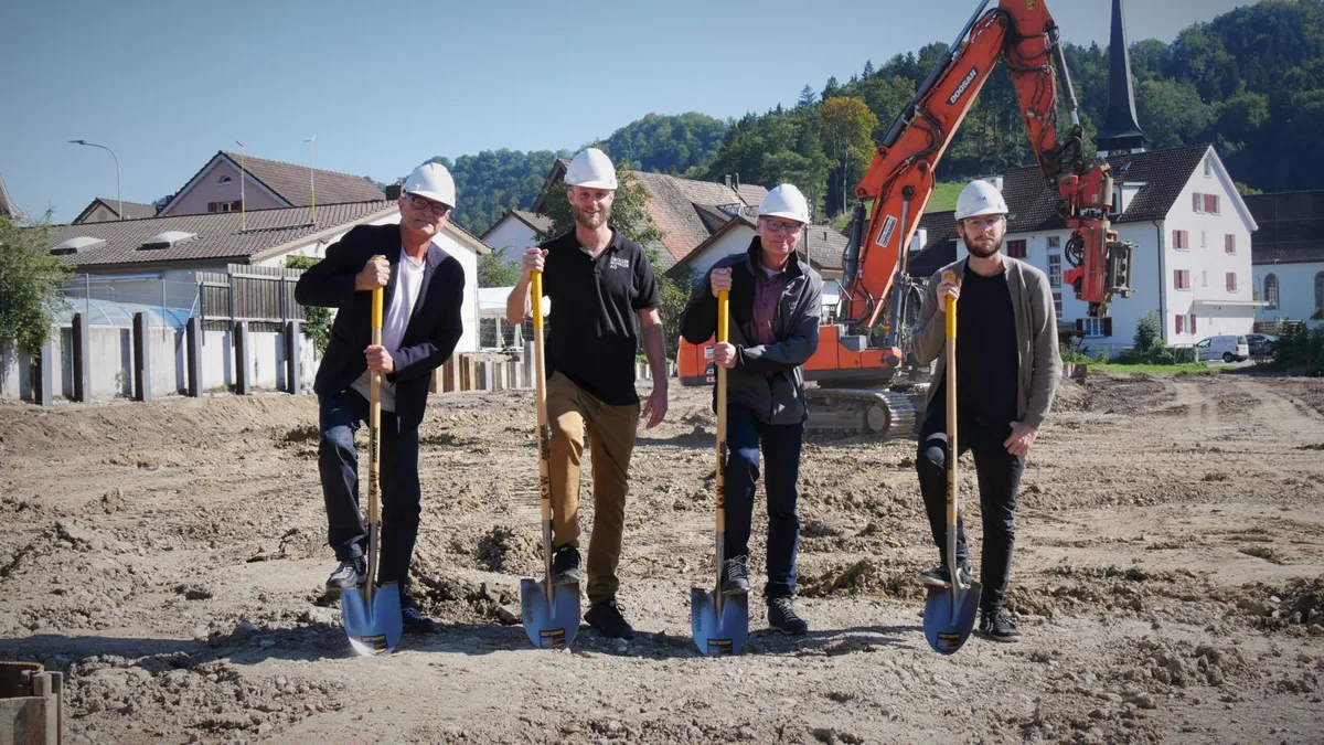 %c3%9cberbauungm%c3%bcliturbenthal-spatenstich1_preview V.l.:Alexander Dahinden (Architekt), Moritz Boller (Leiter Gebäudeunterhalt), Thomas Boller (CEO) und Mario Welschen (Architekt), So soll die fertige Überbauung aussehen., Stossen auf gutes Gelingen an: Architekt Alexander Dahinden (links) und Bauherr Thomas Boller., So könnte die Überbauung dereinst aussehen.