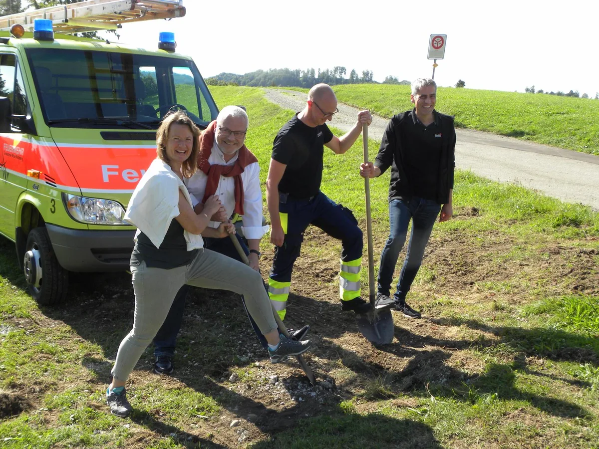 03092022-turbenthal-spatenstich-feuerwehr-rg-2_preview_0 Katharina Fenner, René Gubler, Christian Wullschleger und Ueli Laib beim gemeinsamen Spatenstich (von links)., Feuerwehrkommandant Christian Wullschleger erzählt den Anwesenden die lange Vorgeschichte des Feuerwehrgebäudes., Bei einem Umtrunk freuen sich die geladenen Gäste darüber, dass das Feuerwehrgebäude Wirklichkeit wird.