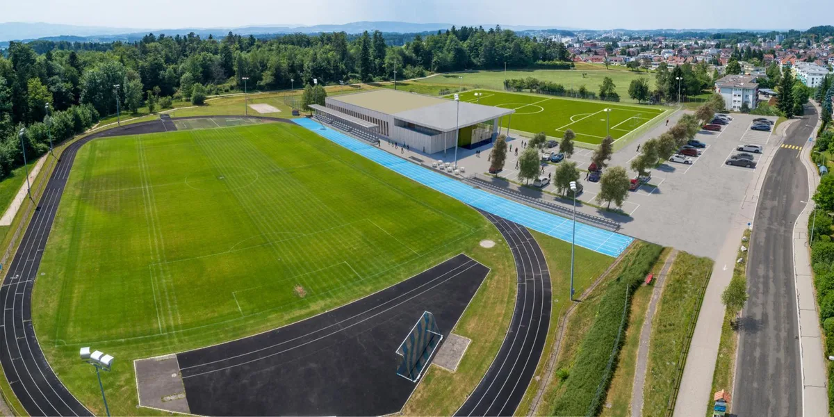 Auf dem Hinwiler Hüssenbüel-Areal: wird nun, nach dem positiven Ausgang der Abstimmungen, eine Dreifachsporthalle und ein Kunstrasenfeld erbaut. (Visualisierung: zvg)