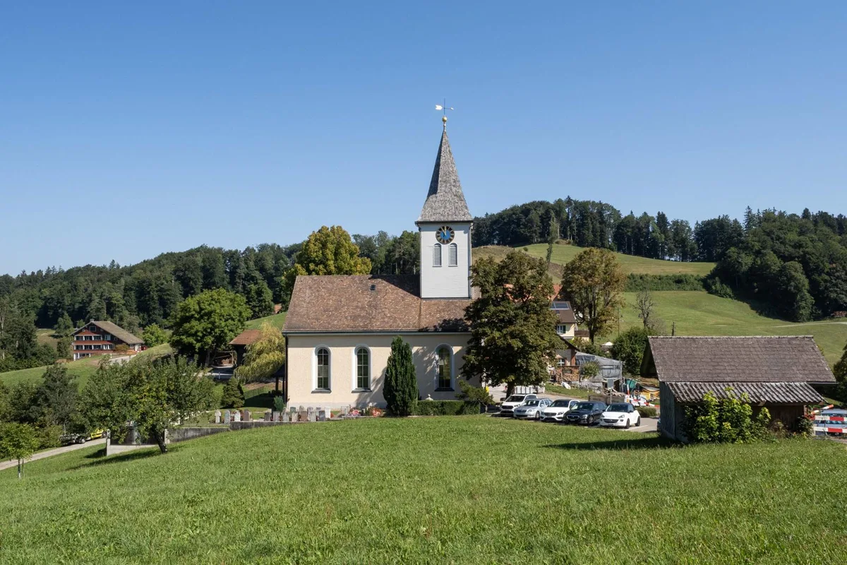 Blick auf die Kirche und die Strassenbaustelle in Sitzberg.
