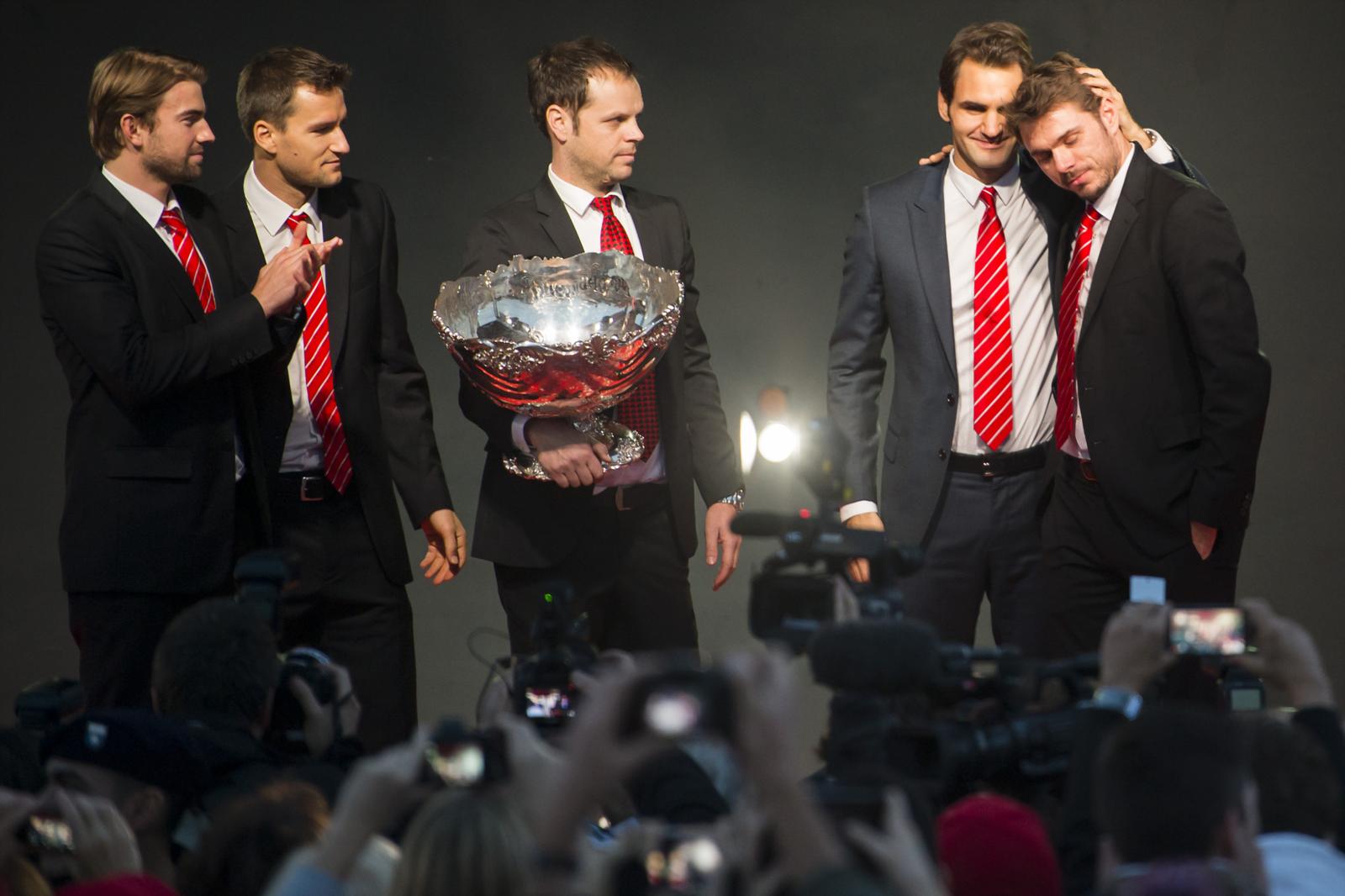 Michael Lammer und Roger Federer mit der Davis-Cup-Trophäe.