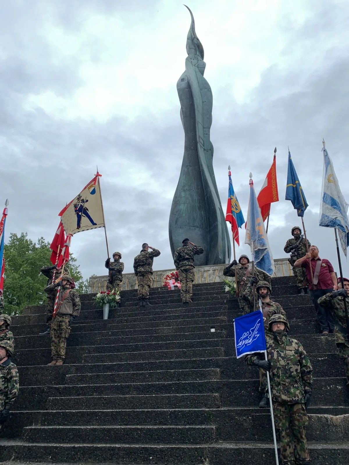 Höhepunkt der Feier war die Kranzniederlegung am Denkmal. 