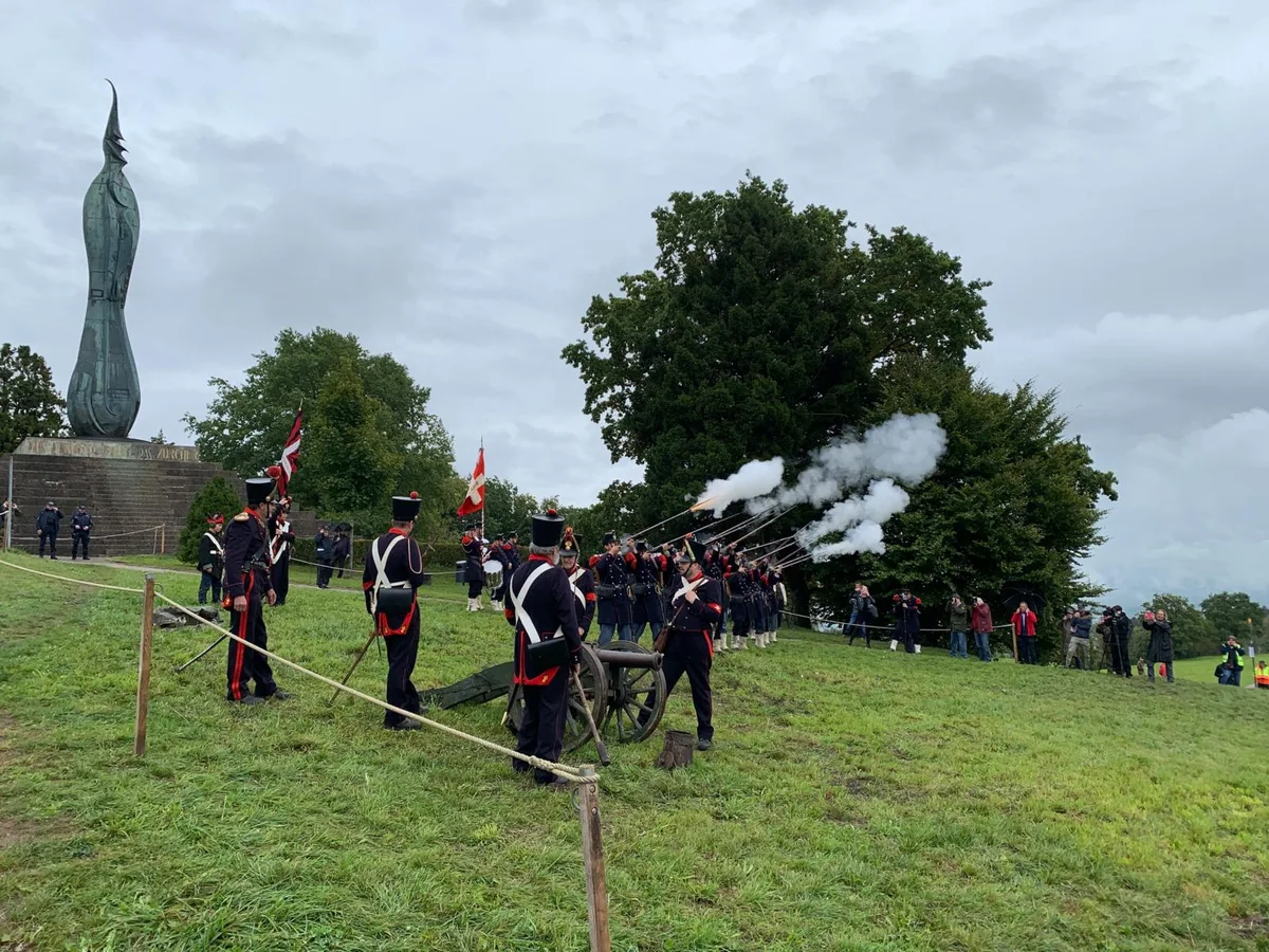 240922_forchdenkmal_cb_7_preview Mit mehreren Salutsalven wurden die Besucher der Feier begrüsst., Gut 300 Personen kamen am Samstag zum Wehrmännerdenkmal., Der Nachmittag begann mit Nieselregen., Die Maritz Batterie postierte sich beim Denkmal., Zum Empfang feuerte die Compagnie 1861 Salut., Sicherheitsdirektor Mario Fehr schreitet zum Rednerpult., Trotz Regenwetter bot sich eine eindrückliche Kulisse., Das Schützen-Spiel der Unteroffiziersgesellschaft Zürich begleitete die Feier musikalisch., Divisionär Rolf Siegenthaler und Oberstleutnant Thomas Amstutz legten den Krank nieder., Ein Spalier für die Besucher., Zum Abschluss der Feier gab es für alle Wurst und Bier., Die beiden Regierungsräte Stocker und Fehr im Gespräch mit Besuchern.